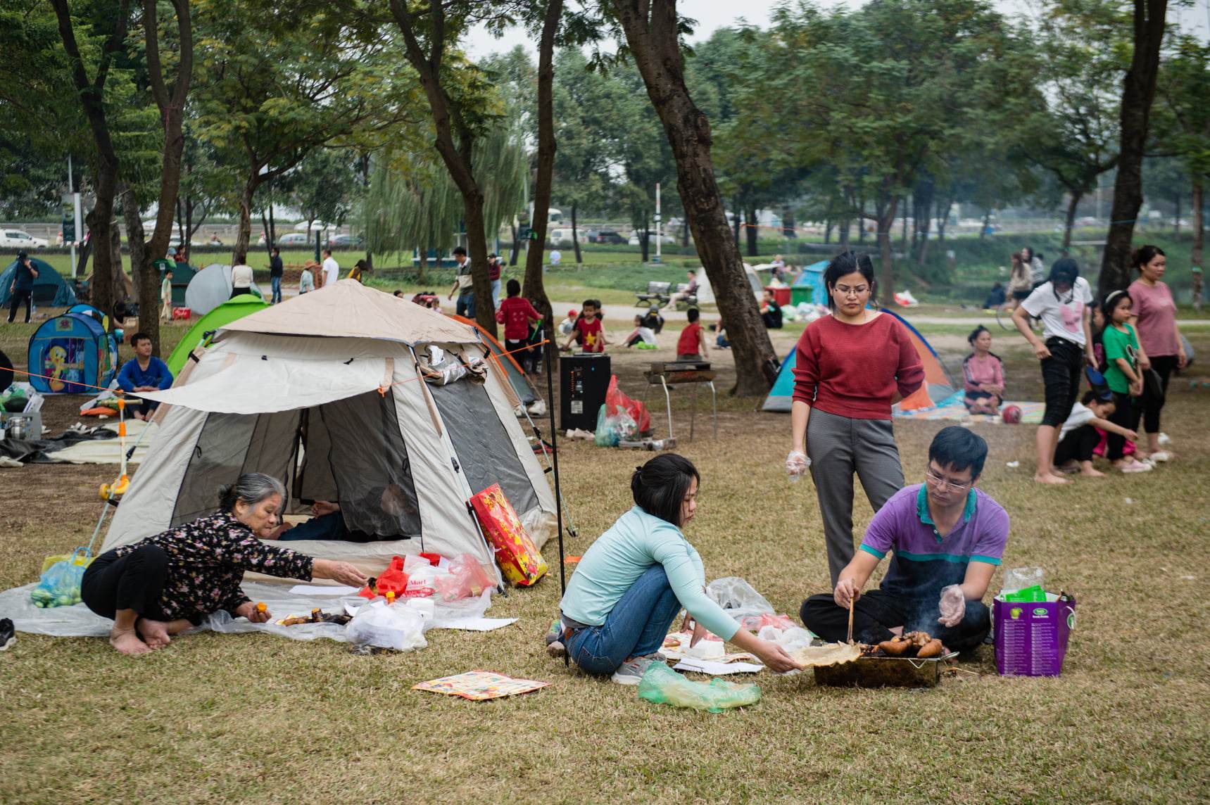 Ngày cuối cùng của năm 2023, người dân Hà Nội cùng gia đình quây quần cắm trại, nướng BBQ dưới tiết trời dịu mát - Ảnh 3.
