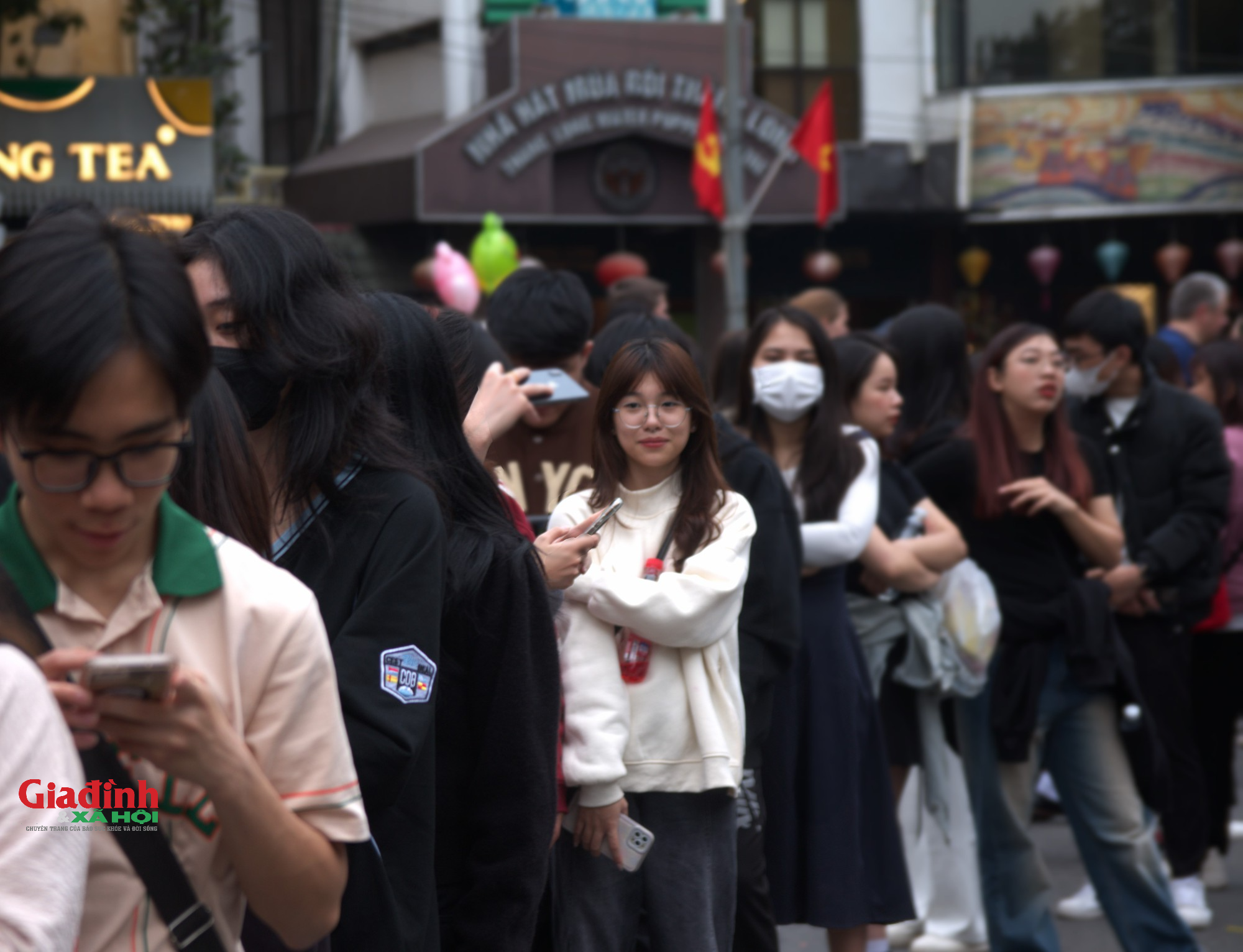 Nhiều người xếp hàng từ sớm tại phố đi bộ, chuẩn bị đón Countdown mừng năm mới 2024 - Ảnh 5.