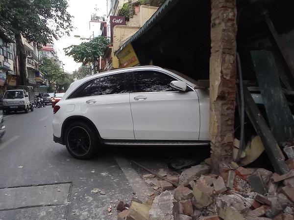 Hiện trường chiếc Mercedes tông sập nhà phố cổ Hà Nội lúc rạng sáng - Ảnh 1.