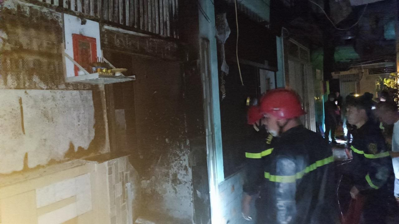 TP Hồ Chí Minh: Cháy nhà trong hẻm làm bé gái 8 tuổi tử vong - Ảnh 1.