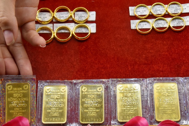 Giá vàng hôm nay 5/12: Vàng giảm sốc, người mua lỗ nặng chỉ trong 1 ngày - Ảnh 2.