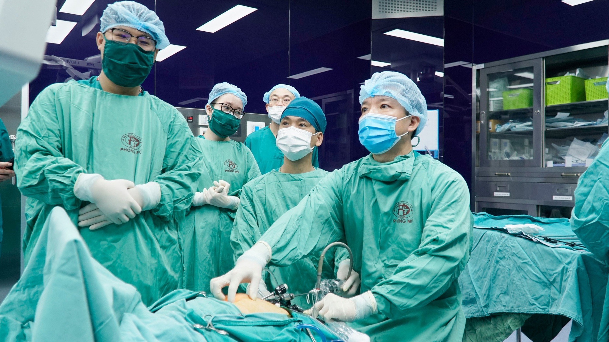 Gia đình Úc sang Việt Nam thực hiện phẫu thuật chỉ 2 nước làm được - Ảnh 3.