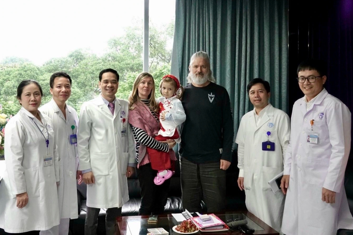 Gia đình Úc sang Việt Nam thực hiện phẫu thuật chỉ 2 nước làm được - Ảnh 1.