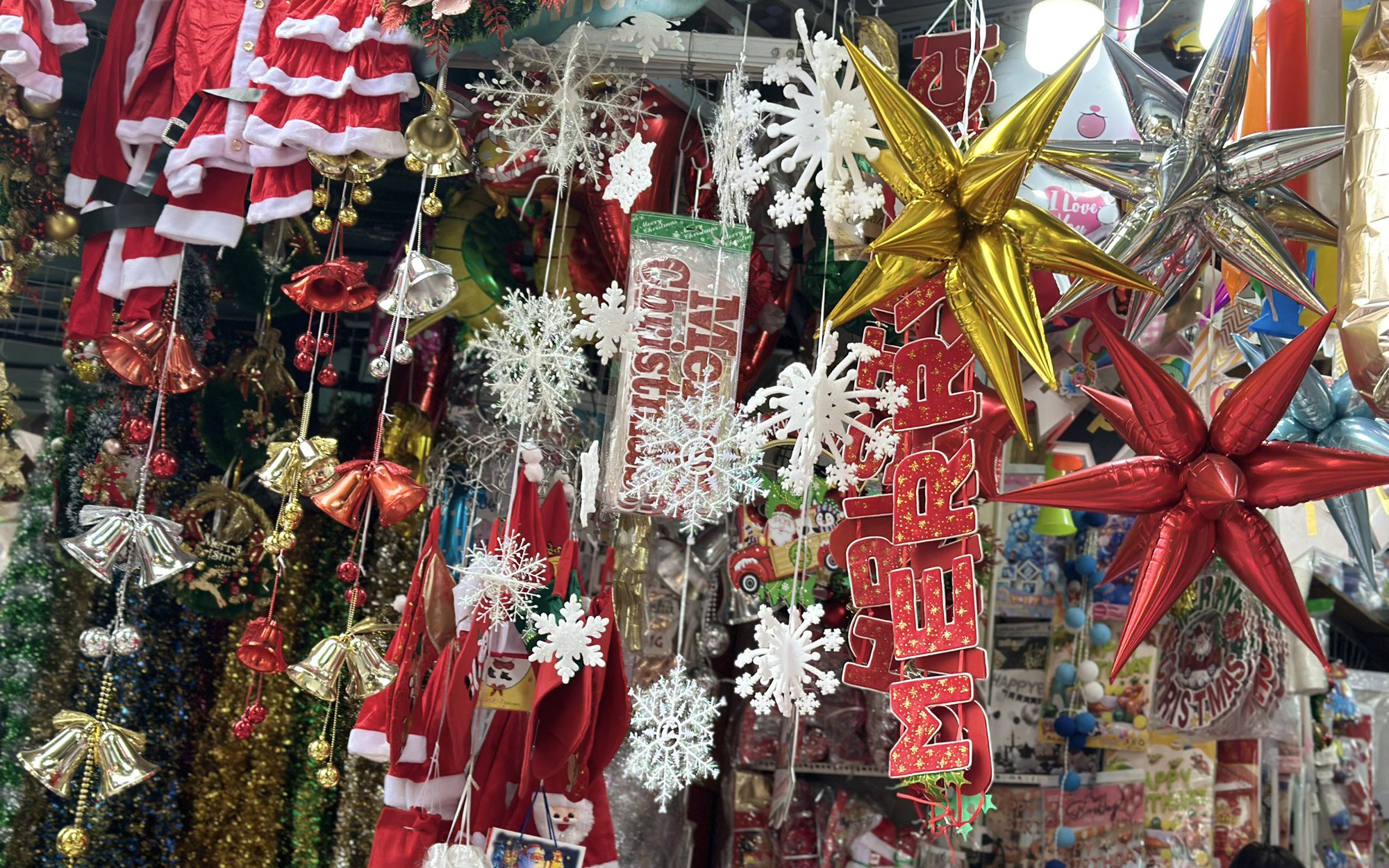 Không khí Noel 2023 tràn về trên khắp phố Hàng Mã, Hà Nội
