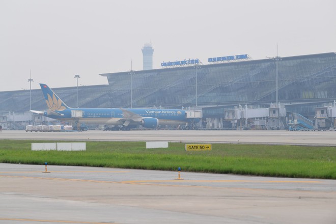 Hàng loạt chuyến bay không thể cất - hạ cánh do sân bay Nội Bài sương mù dày đặc - Ảnh 1.