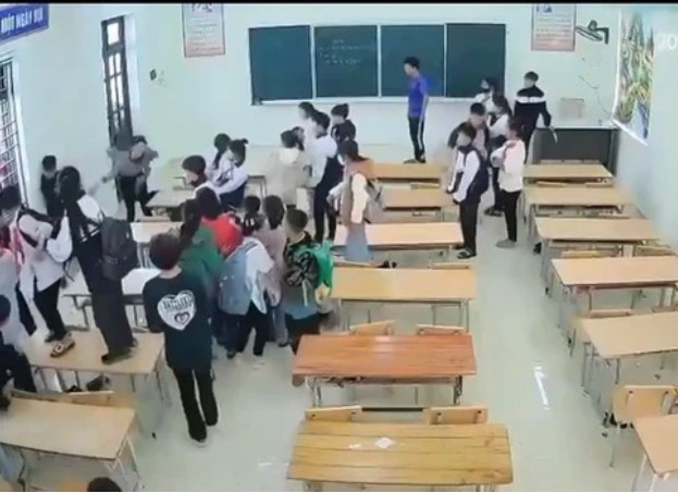 Vụ nhóm học sinh dồn cô giáo vào góc lớp ở Tuyên Quang: Tạm đình chỉ hiệu trưởng trường THCS Văn phú - Ảnh 2.