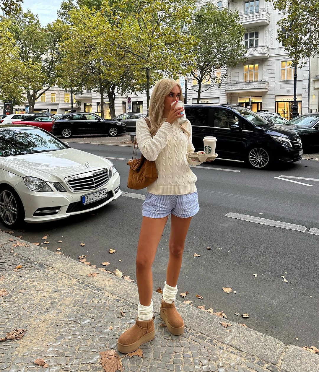 Nàng blogger người Đức mê boots béo tròn UGG như điếu đổ, lại có 1001 chiêu lên đồ sành điệu với item này- Ảnh 7.