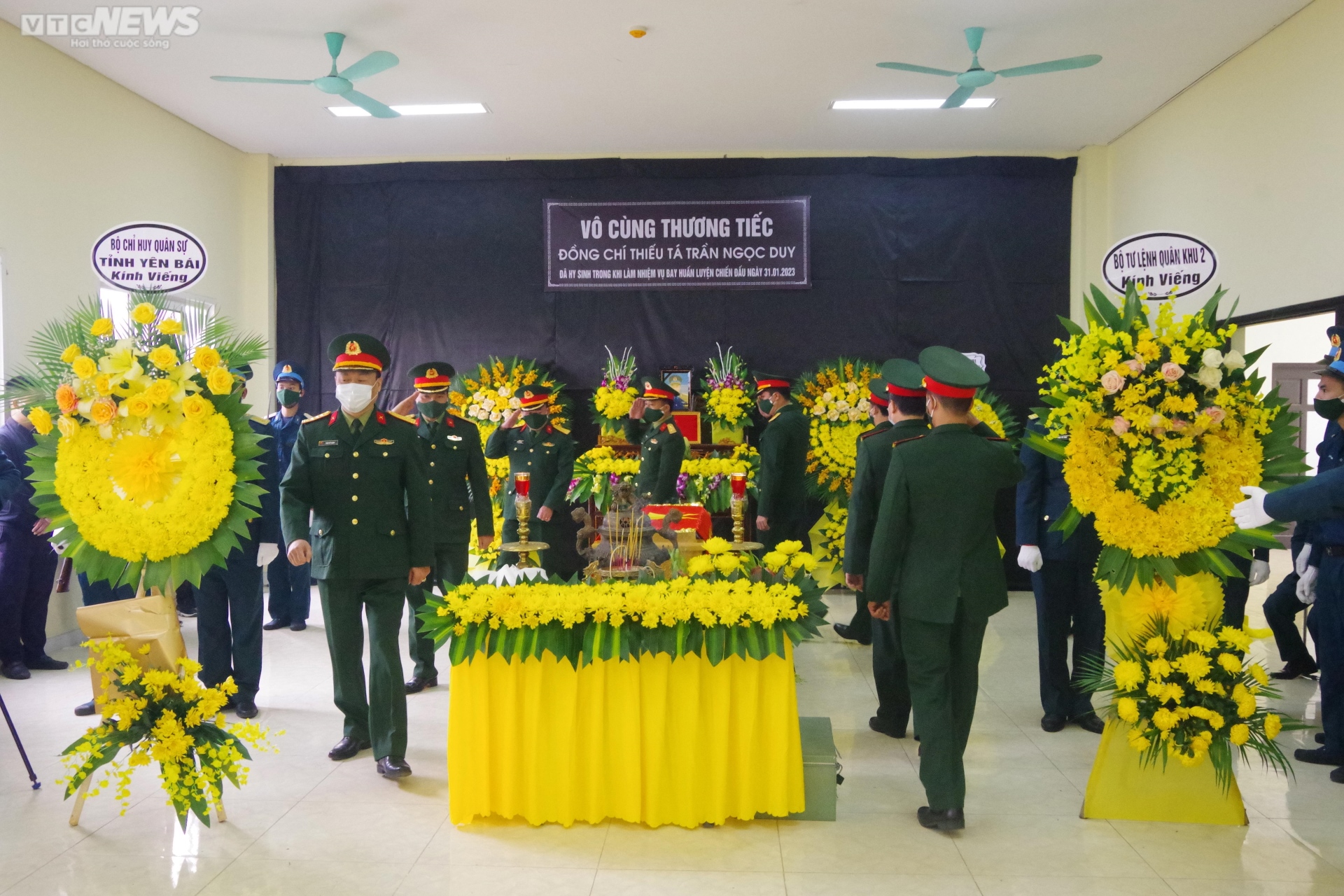 Người thân, đồng đội nghẹn ngào tiễn biệt Thiếu tá phi công Trần Ngọc Duy - Ảnh 12.