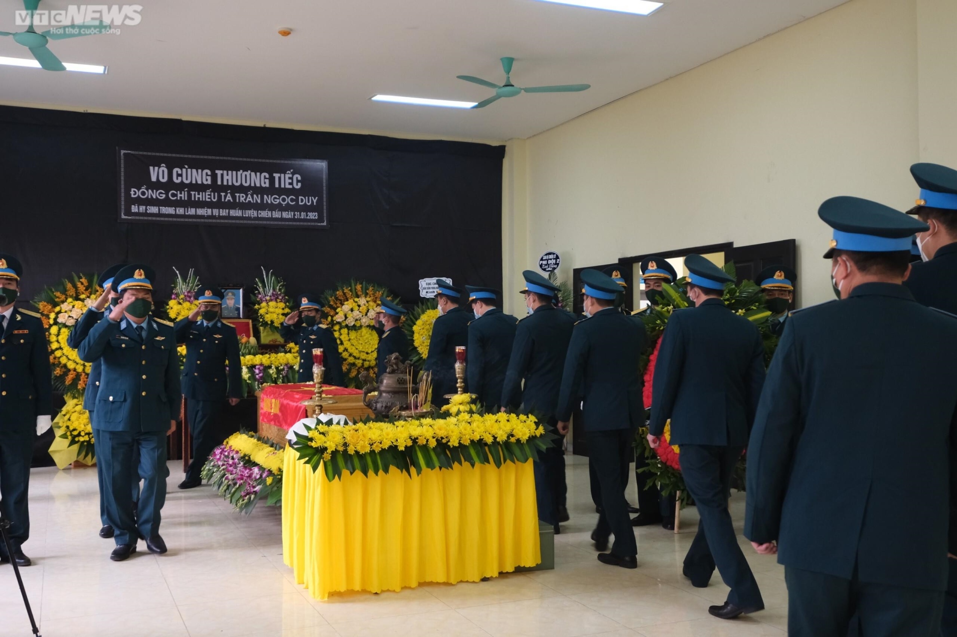 Người thân, đồng đội nghẹn ngào tiễn biệt Thiếu tá phi công Trần Ngọc Duy - Ảnh 4.