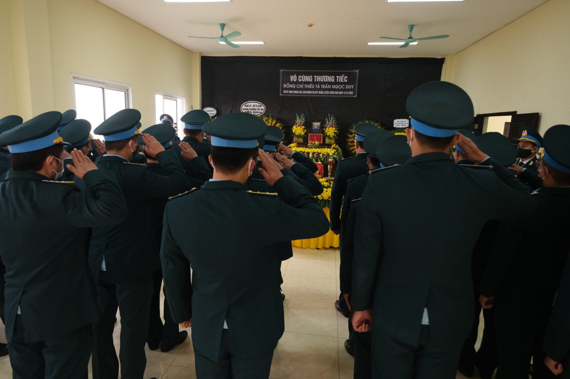 Người thân, đồng đội nghẹn ngào tiễn biệt Thiếu tá phi công Trần Ngọc Duy - Ảnh 13.