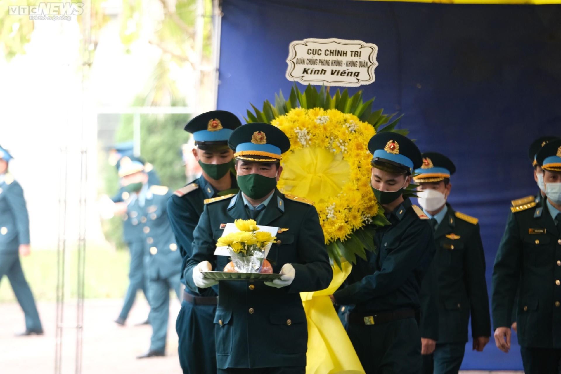Người thân, đồng đội nghẹn ngào tiễn biệt Thiếu tá phi công Trần Ngọc Duy - Ảnh 3.