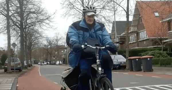 Cụ ông 90 tuổi đạp xe hai tiếng mỗi ngày, bất chấp nắng mưa để đến thăm vợ