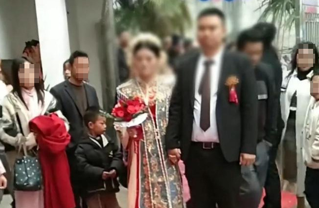 Chú rể bạc tình bị nhóm bạn gái cũ trả đũa đúng ngày cưới - Ảnh 2. Chú rể bạc tình bị nhóm bạn gái cũ trả đũa đúng ngày cưới - Ảnh 2.