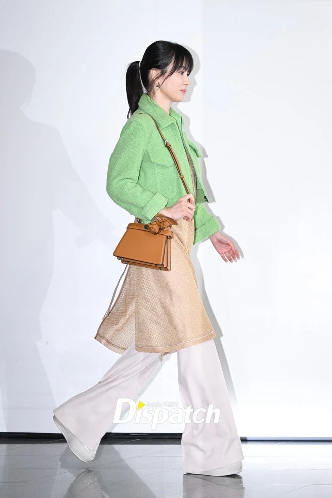 Song Hye Kyo ăn mặc phá cách - Ảnh 1.