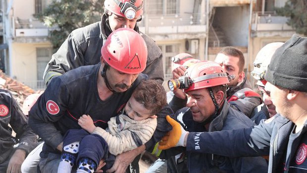 Phép màu sau động đất kinh hoàng ở Thổ Nhĩ Kỳ: Thêm nhiều nạn nhân được tìm thấy còn sống sót; bé gái với dây rốn dính mẹ đã được nhận nuôi - Ảnh 3.