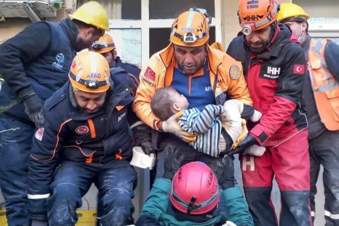 Phép màu sau động đất kinh hoàng ở Thổ Nhĩ Kỳ: Thêm nhiều nạn nhân được tìm thấy còn sống sót; bé gái với dây rốn dính mẹ đã được nhận nuôi - Ảnh 2.