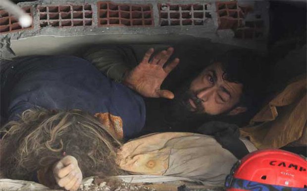 Đau thương sau trận động đất kinh hoàng: Người đàn ông mất cả gia đình, nằm bên xác vợ giữa đống đổ nát; áo cưới giờ thành khăn liệm