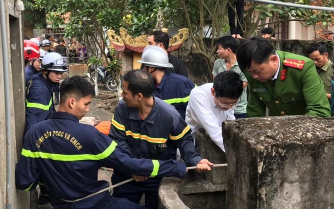 Giải cứu người đàn ông rơi xuống giếng nước sâu hơn 25 m ở Hà Nội