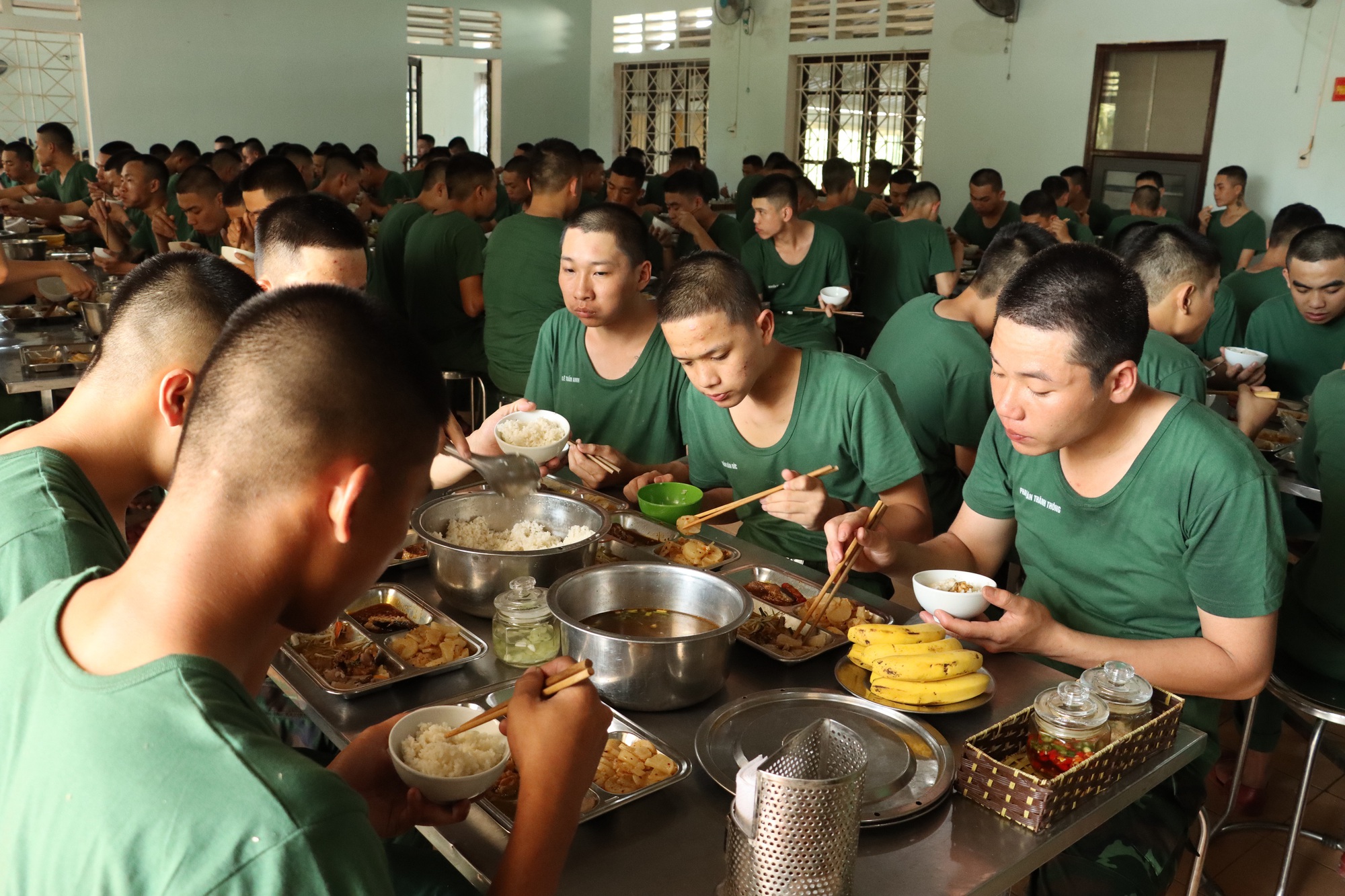 Hình ảnh những ngày đầu trong quân ngũ của tân binh - Ảnh 7.