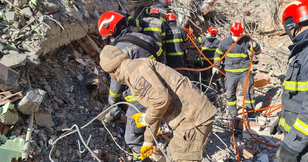 Đoàn cứu hộ Việt Nam gặp dư chấn khi đang cứu hộ xuyên đêm tại Thổ Nhĩ Kỳ