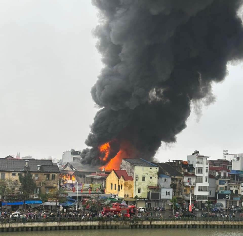 Hải Phòng: Đang cháy dữ dội tại chợ Tam Bạc - Ảnh 4.