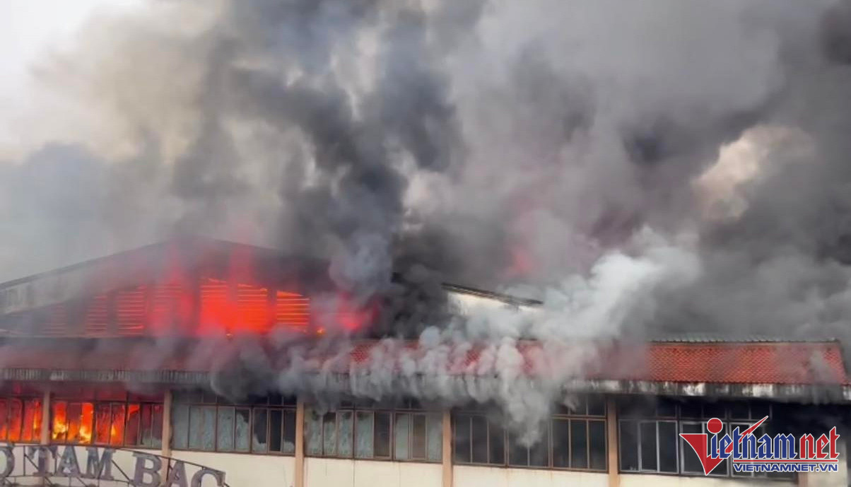 Hải Phòng: Đang cháy dữ dội tại chợ Tam Bạc - Ảnh 1.