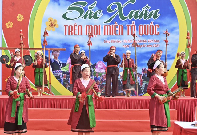 Tưng bừng ngày hội Sắc Xuân trên mọi miền Tổ quốc tại Làng Văn hóa-Du lịch các dân tộc Việt Nam  - Ảnh 4.