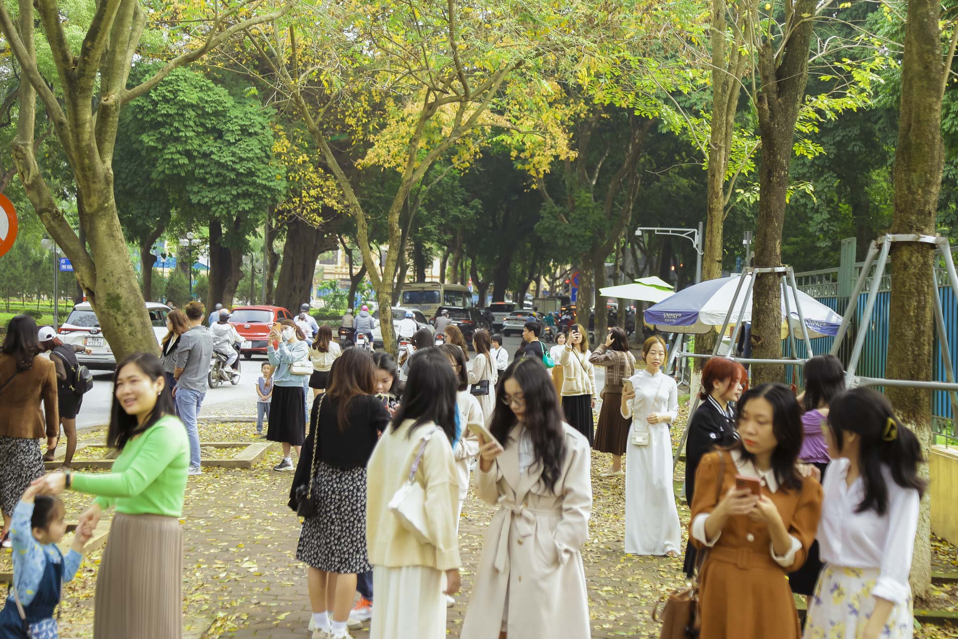 Thuê quần áo và ekip để chụp ảnh tại con đường lá vàng đẹp như cảnh thu Hàn Quốc ở Hà Nội - Ảnh 4.