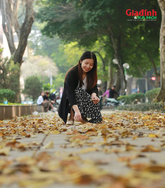 Cây thay lá giữa Xuân Hà Nội, giới trẻ thi nhau 'check-in' trên phố dải đầy lá vàng - Ảnh 9.