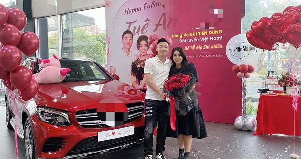 Bóc giá quà &quot;khủng&quot; ngày Valentine: Cầu thủ Văn Hậu &quot;chơi trội&quot; tặng hàng hiệu, Hoa hậu Đỗ Mỹ Linh gợi ý quà mà chồng thiếu gia cũng chỉ biết lắc đầu - Ảnh 8.