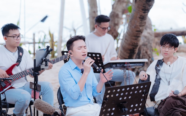 Phan Mạnh Quỳnh cover "Ba kể con nghe" tại Biển của Hy vọng