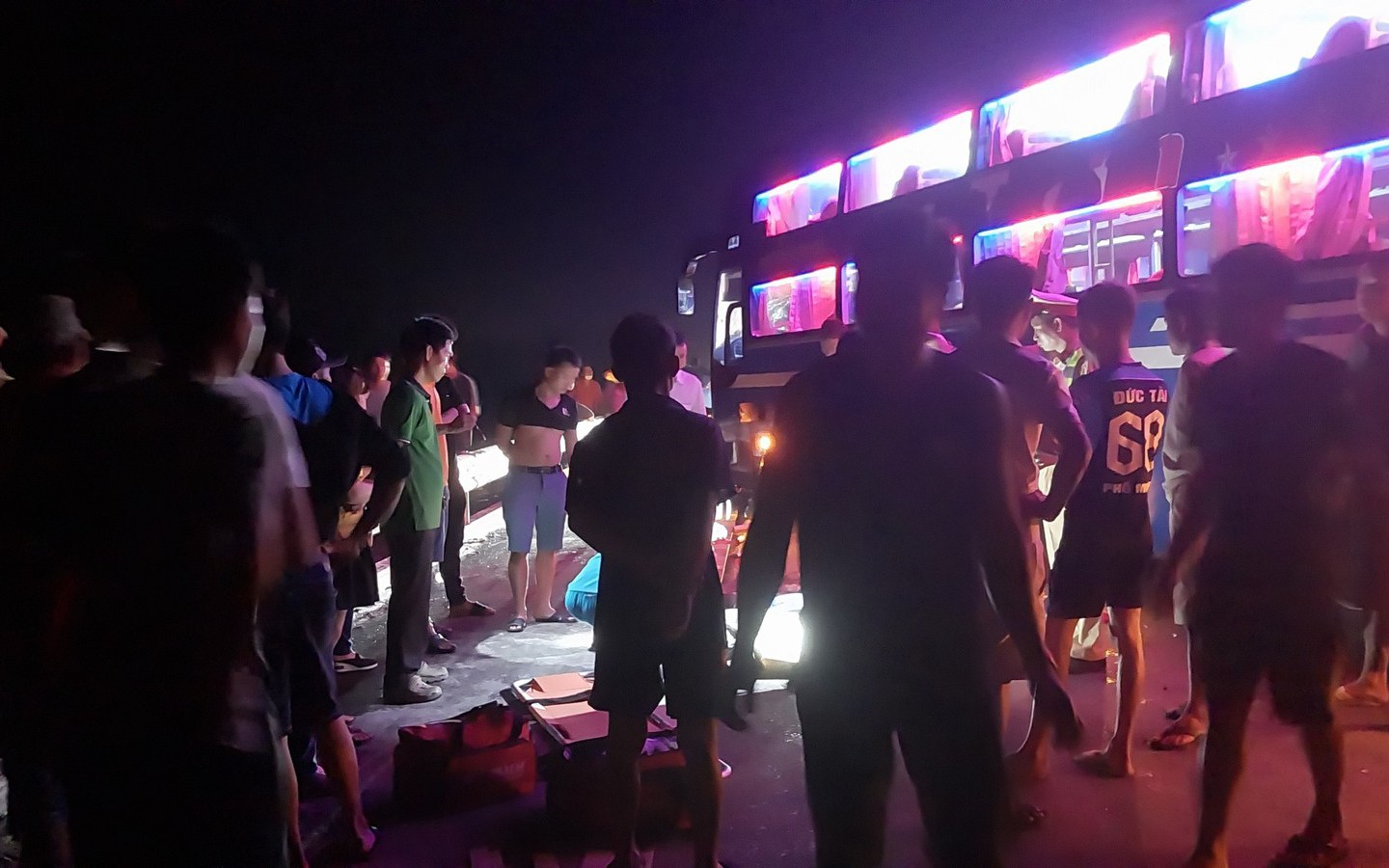 Video hiện trường ô tô tải đấu đầu xe khách trên cao tốc Cam Lộ - La Sơn