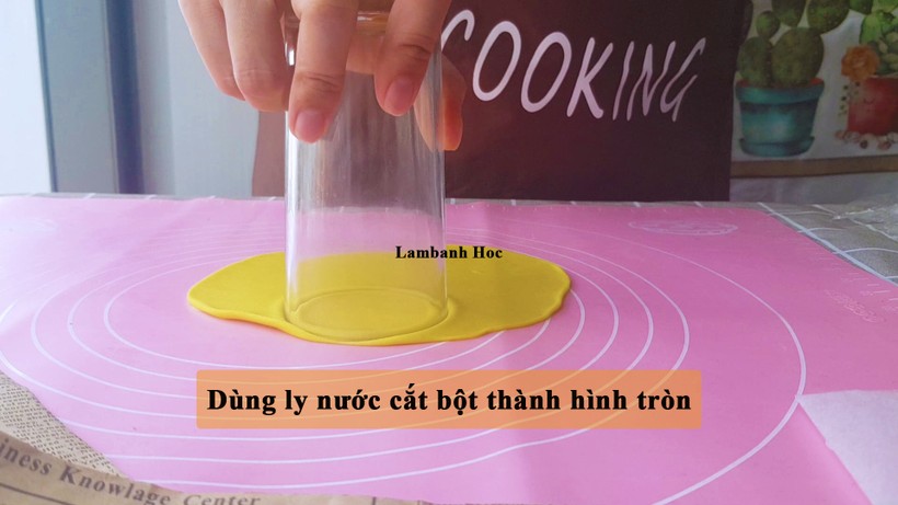 Cách làm bánh bao hoa hồng đẹp lịm tim, vụng mấy cũng thành công ngay lần đầu - Ảnh 2.