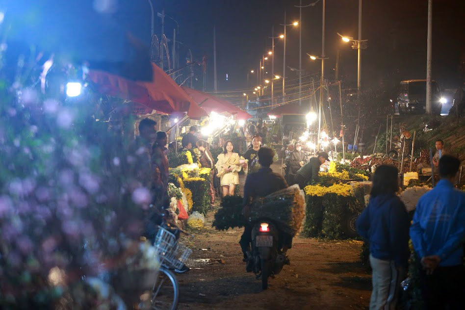 Ngày Valentine: Giá hoa tăng 4 lần, chợ hoa Quảng Bá nhộn nhịp xuyên đêm - Ảnh 2.