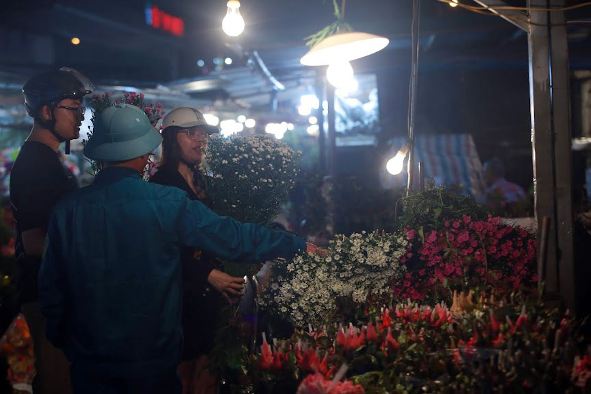 Ngày Valentine: Giá hoa tăng 4 lần, chợ hoa Quảng Bá nhộn nhịp xuyên đêm - Ảnh 5.