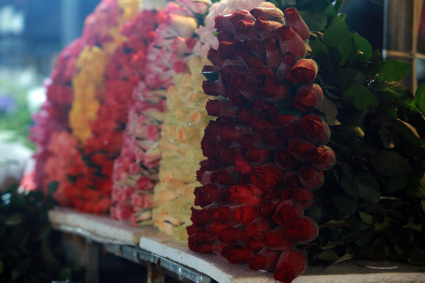 Ngày Valentine: Giá hoa tăng 4 lần, chợ hoa Quảng Bá nhộn nhịp xuyên đêm - Ảnh 10.