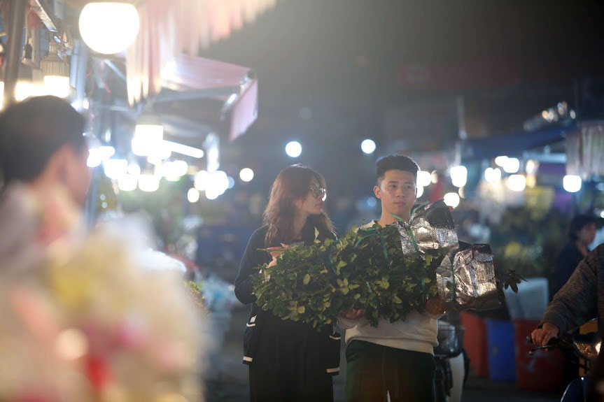 Ngày Valentine: Giá hoa tăng 4 lần, chợ hoa Quảng Bá nhộn nhịp xuyên đêm - Ảnh 7.