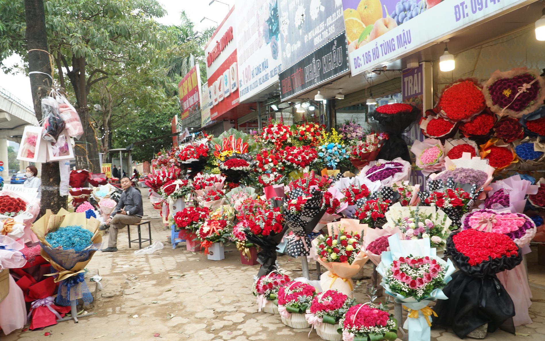 Hoa tươi "nhuộm đỏ" phố phường Hà Nội trong ngày Lễ tình nhân