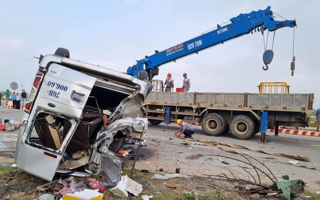 Vụ tai nạn làm 8 người chết ở Quảng Nam: Dùng cưa cắt thành xe, phá vỡ kính đưa nạn nhân ra ngoài