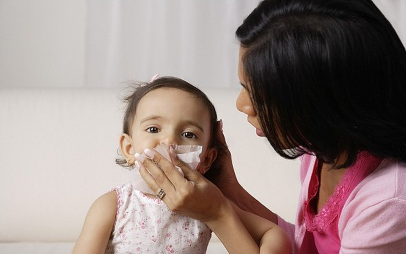 Trẻ nhập viện vì mắc cúm gia tăng - hướng dẫn cách chăm sóc - Ảnh 1.