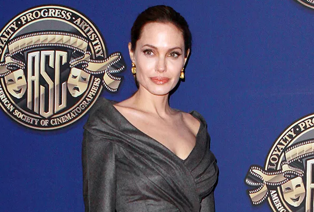 Angelina Jolie tiết lộ cảm xúc sau phẫu thuật cắt bỏ cả hai bên ngực  - Ảnh 1.