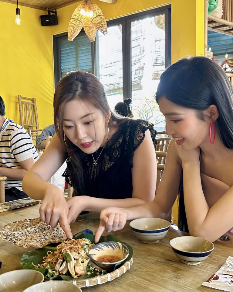 Thưởng thức ẩm thực Việt cùng dàn Hoa hậu Hàn Quốc, Phương Nhi ngượng ngùng khi nhắc người yêu tin đồn - Ảnh 6.