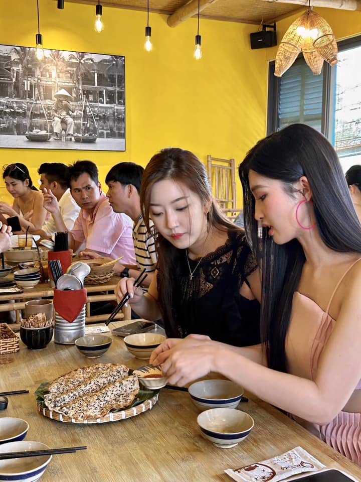 Thưởng thức ẩm thực Việt cùng dàn Hoa hậu Hàn Quốc, Phương Nhi ngượng ngùng khi nhắc người yêu tin đồn - Ảnh 7.