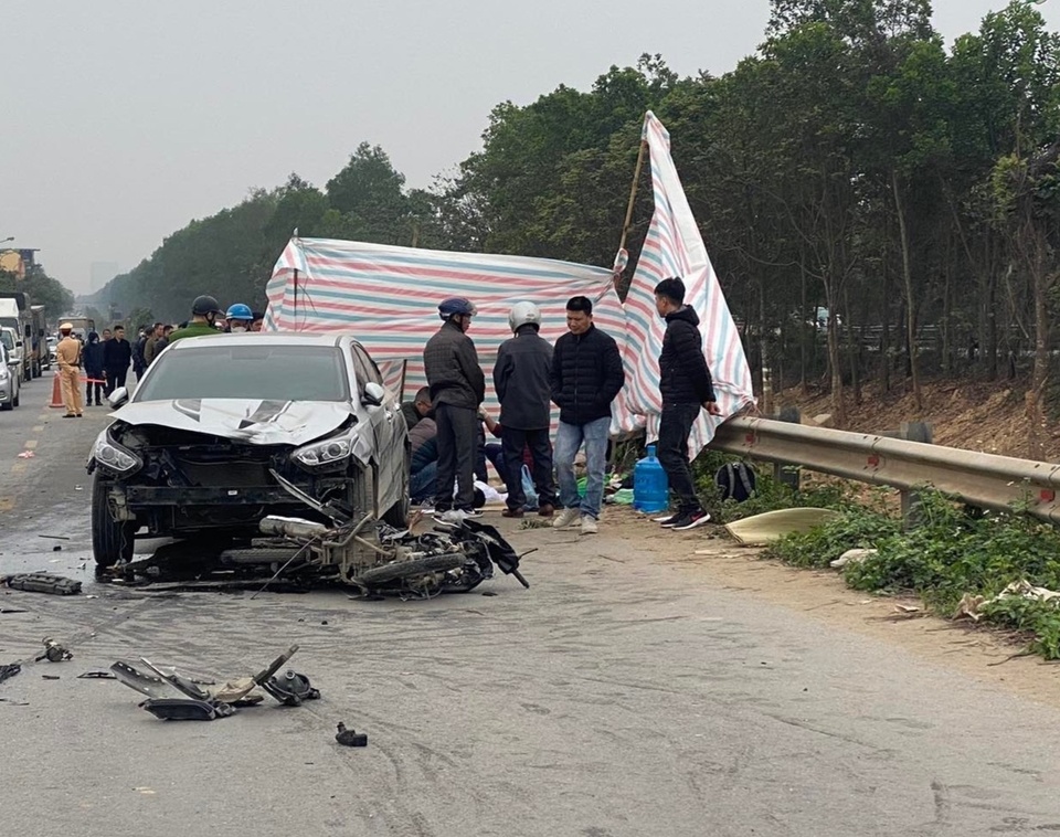 Ô tô tông liên tiếp 2 xe máy ở Hà Nội, một người chết - Ảnh 1.