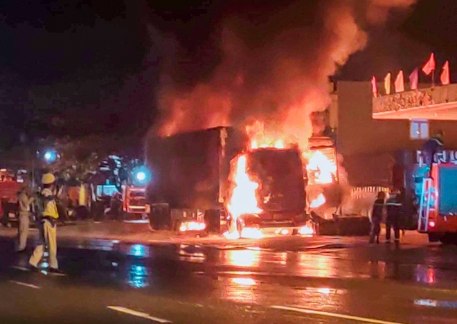 Ôtô tải và xe container cháy trơ khung khi đỗ trước cây xăng - Ảnh 2.