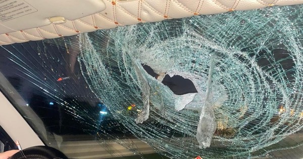 Xe ô tô đi 100km/h nghi bị ném đá vỡ kính trên cao tốc Hà Nội - Ninh Bình