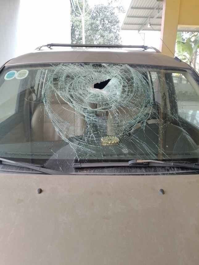 Xe ô tô đi 100km/h nghi bị ném đá vỡ kính trên cao tốc Hà Nội - Ninh Bình - Ảnh 4.