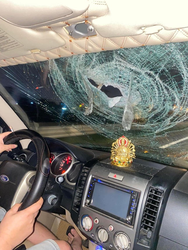 Xe ô tô đi 100km/h nghi bị ném đá vỡ kính trên cao tốc Hà Nội - Ninh Bình - Ảnh 1.