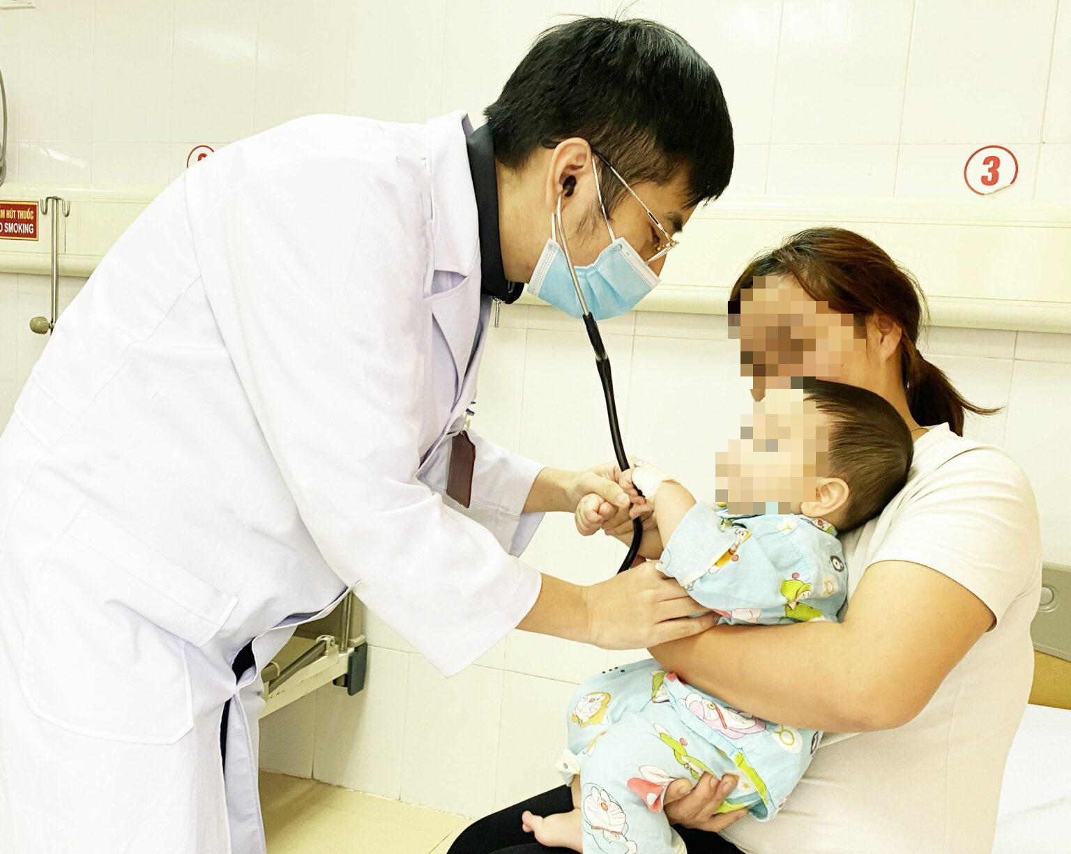 Bác sĩ Quảng Ninh cứu cháu bé 6 tháng tuổi ở Hải Dương bị hóc mặt dây chuyền bằng kim loại  - Ảnh 2.