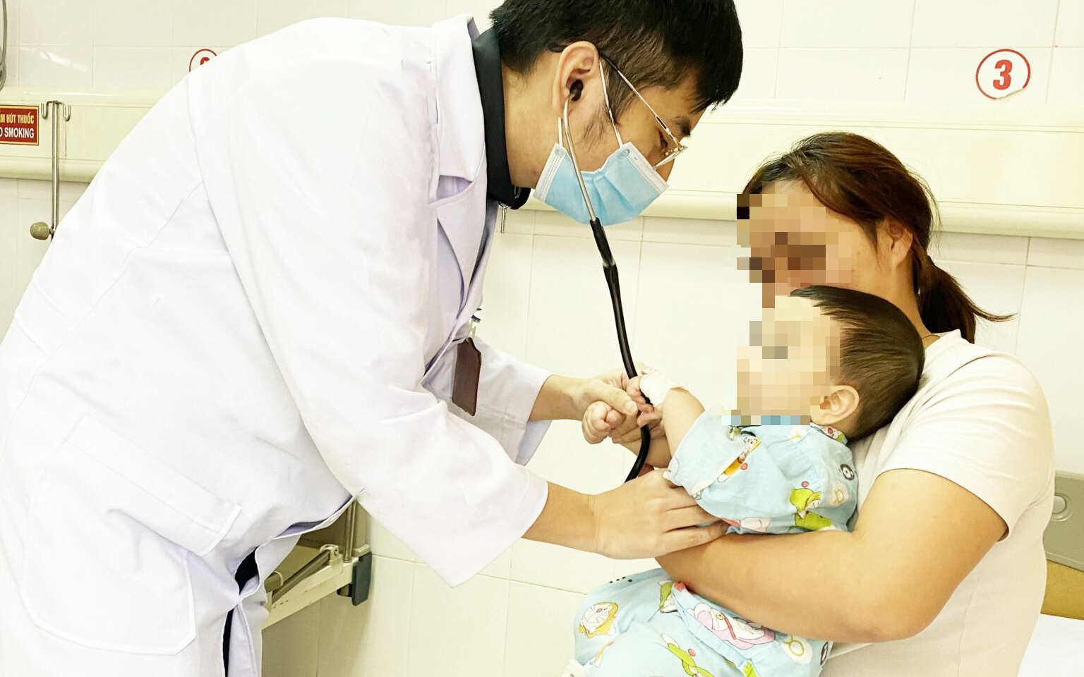 Bác sĩ Quảng Ninh cứu cháu bé 6 tháng tuổi ở Hải Dương bị hóc mặt dây chuyền bằng kim loại